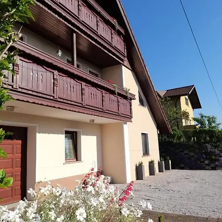 Apartman Lovely & Cosy With Wifi & Free Parking *