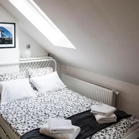 Lovely & Cosy With Wifi & Free Parking דירה
